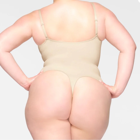SKIMS / SEAMLESS SCULPT THONG BODYSUIT, Sand cream  color. - Picture 5 of 6